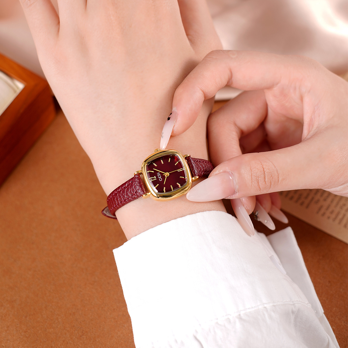UTHAI 61018 CQ490 Simplicity,  - огляд і ціна Luxury Watch Values